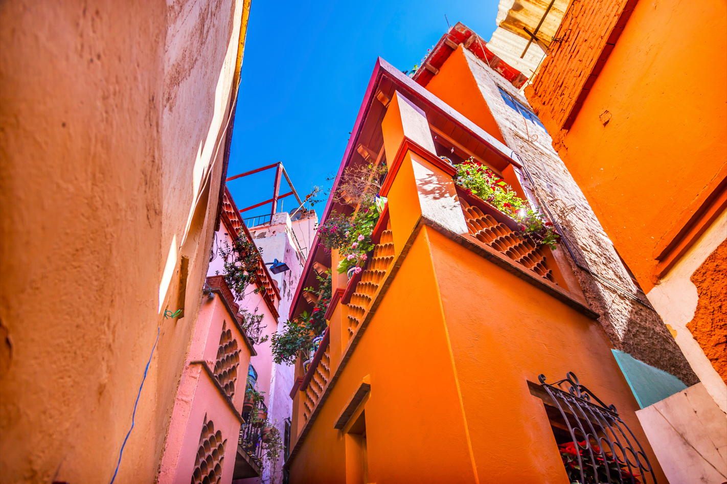 Callejón colonial colorido — destino cultural en México